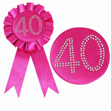 COCCARDA IN RASO ROSA 40° COMPLEANNO CON DIAMANTINI E SPILLA PER APPLICARE ARTICOLI SCHERZOSI PER FESTE E PARTY A TEMA